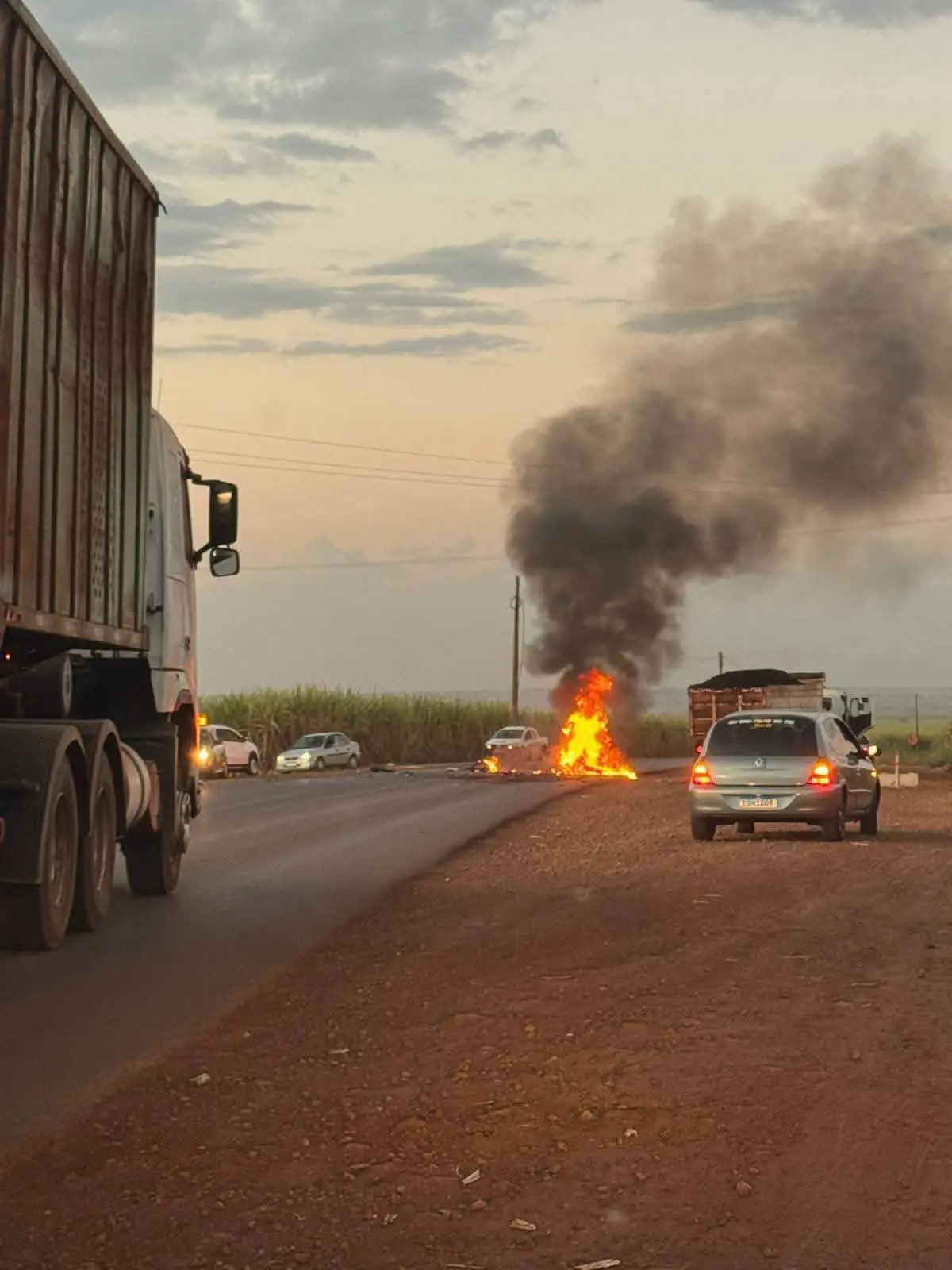 Colisão entre moto e caminhão deixa uma pessoa morta na rodovia entre Sertãozinho e Cruz das Posses

