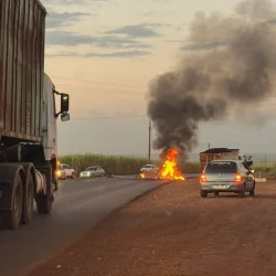 Colisão entre moto e caminhão deixa uma pessoa morta na rodovia entre Sertãozinho e Cruz das Posses