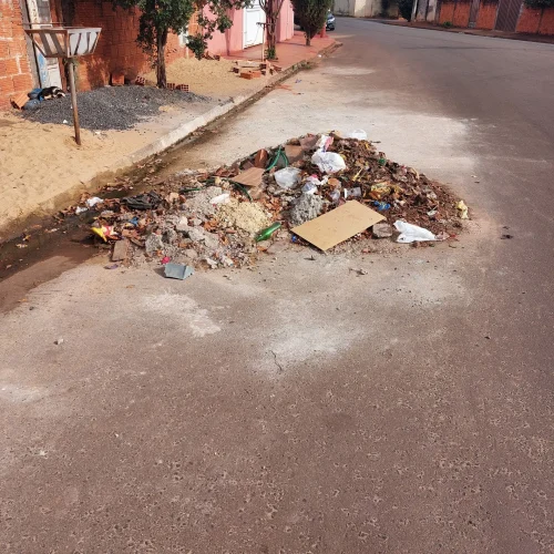 Moradores do Bairro Sumaré, em Miguelópolis, Denunciam Acúmulo de Lixo e Abandono: “Estamos Respirando Doença”