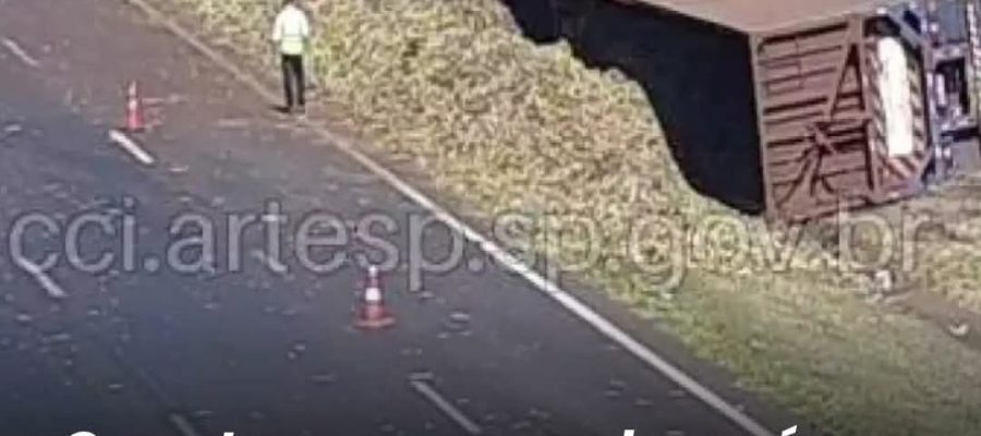 Carreta com cana-de-açúcar tomba na Rodovia Anhanguera, em Orlândia